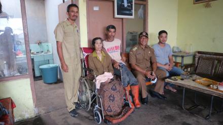 Perbekel Desa Gobleg Serahkan bantuan Kursi Roda titipan dari Donatur